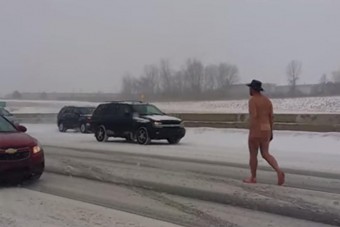 Meztelenül sétált az autópálya közepén