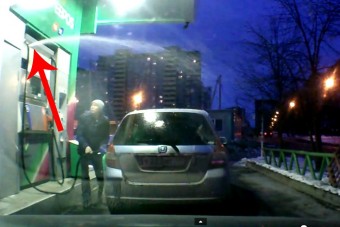 Kilyukadt a cső, ömlött a benzin a kúton