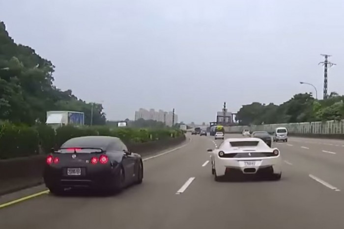 Ferrari és Nissan versenyzett az autópályán, szerinted mi lett a vége?