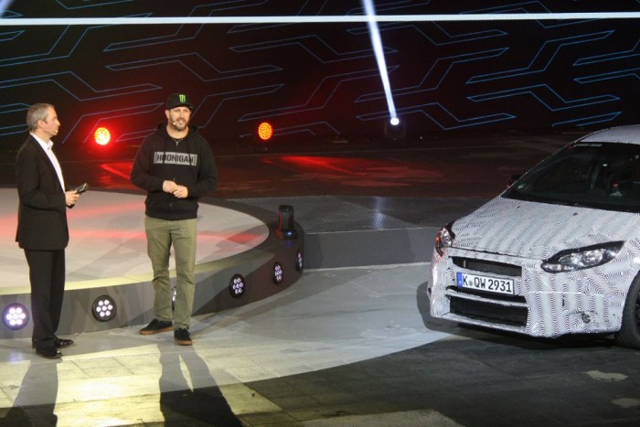 Világpremier: első fotók az új Focus RS-ről 3 Ken Block egy RS-prototípussal mutatott be egy rövidített gymkhana-gyakorlatot a kölni üzemben. Van egy 2009-es Focus RS-e és nemrég vett egy középmotoros RS200-ast, a B-csoportos raliszörny homologizációs alapját. 3,07 mp alatt gyorsul 96 km/órára, ami sokig Guinness-rekord volt a szériaautók között