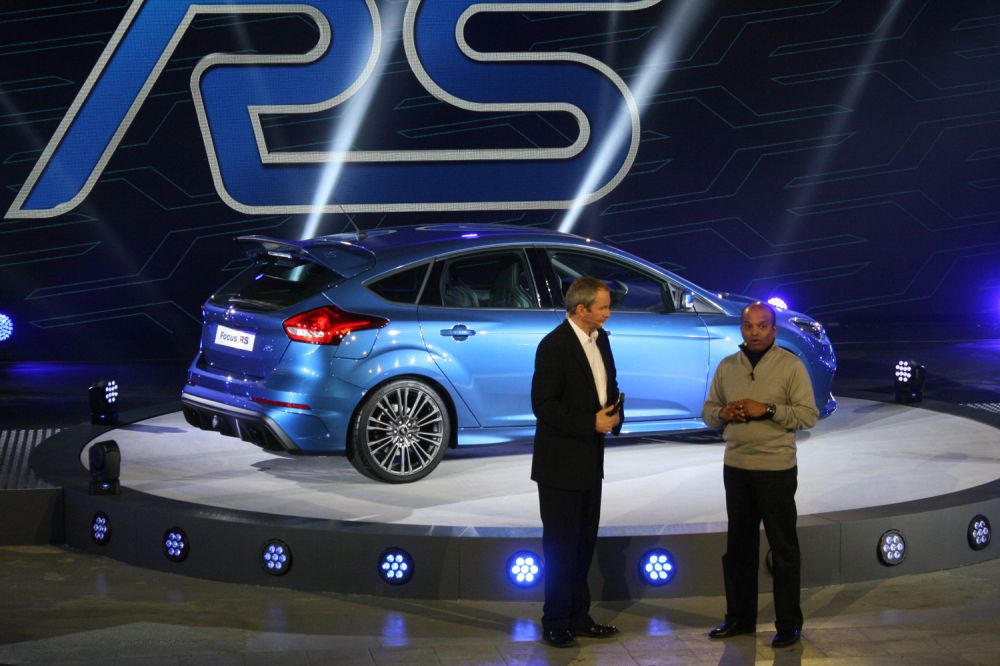 78664_649454_1000x700.jpg | Vezess | Vezess Nehéz megúszni a méteres kékeres asszociációt, ha pont egy kék RS forog körbe a színpadon