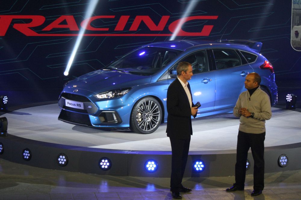 Épp Raj Nair, a Ford fejlesztésekért felelős alelnöke beszélget az esemény házigazdájával az izgalmas új termékről, eredetiben: exciting new product