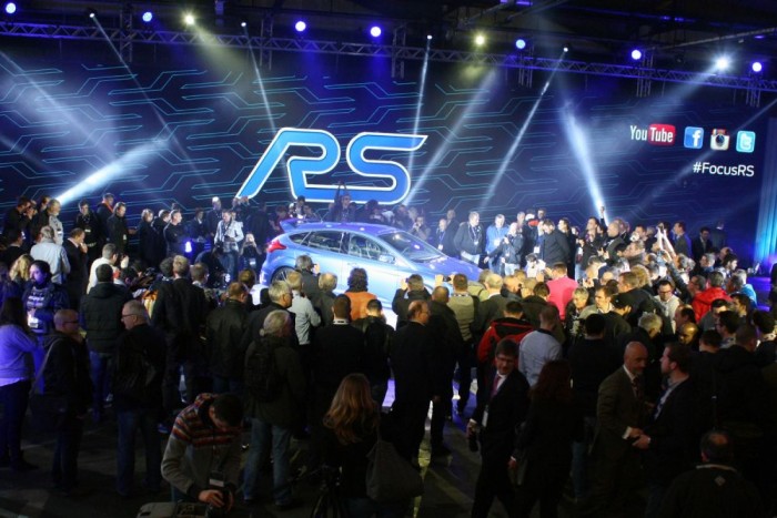 Világpremier: első fotók az új Focus RS-ről 2 Egyelőre nem lehet hozzáférni az autóhoz, a dobogót biztonsági emberek állják körbe és fürtökben lógnak a kollégák az RS körül