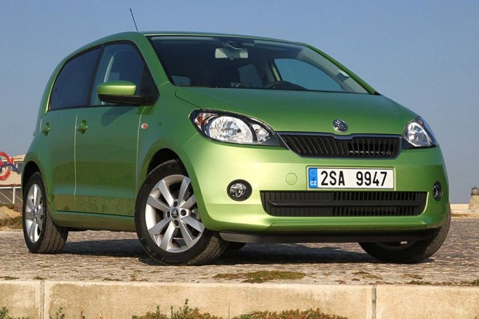 1.: Škoda Citigo - A statisztikák szerint már 2,01 literrel is meg lehet vele tenni 100 kilométert, de mint minden szélsőséges adatot, ezt is kezeljük gyanakvással. Nagy átlagban 4,7 és 5,7 liter között fogyasztanak az egyliteres apró Škodák, a 163 autós statisztika átlaga 5,2 literre jött ki. Viszont a legelvetemültebb városi versenyző sem tudott vele még 7 litert sem lenyomni a torkán, 6,95 volt vele a negatív rekord.
