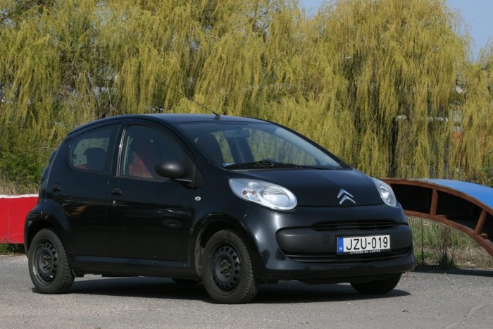 2.: Citroën C1 - Szinte egy cseppnyivel eszik csak többet a Skoda minijénél a franciák éhezőbajnoka. 610 autó fogyasztási adatainak a feldolgozása után 5,23 literes átlag jött ki. Viszont a C1-es a 68 lóerejével jóval erősebb.