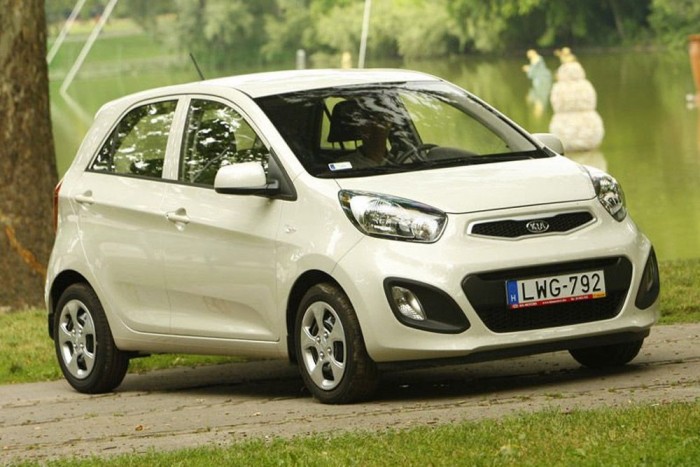 9.: Kia Picanto - 6,25 371 autó adataiból számítva. 4,5 litert eszik a legspórolósabb sofőrrel és kapaszkodjanak meg, 13,44 litert a legelvetemültebb alatt. Biztos mérési hiba, vagy a nagyon utálja a tulaj a márkát, így inkább a következő, 9 liter körüli fogyasztásokat érdemes komolyan venni. Az sem kevés. 