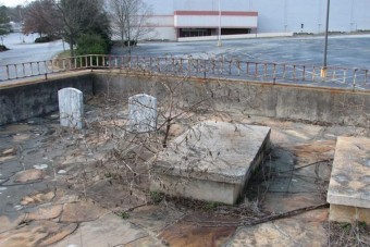 A parkoló, aminek egy családi sírhely van a közepén