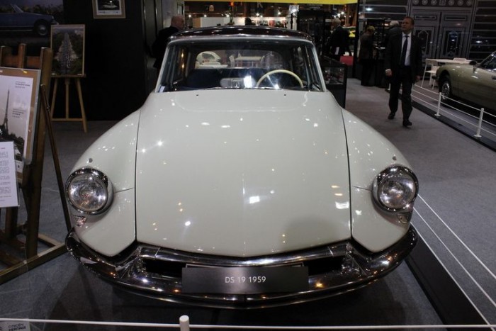 1959-es évjáratú DS 19, eredeti állapotban, elegáns rózsaszínbe hajló szürke karosszériával, padlizsánszínű tetővel és királykék kárpitozással. Az autó német exportra készült, ennek megfelelően felszereltsége tartalmazza a motorhőmérséklet-kijelzőt és az FM/LW rádiót. Háromhengeres motorjához négyfokozatú, hidraulikus működtetésű váltó társul.
