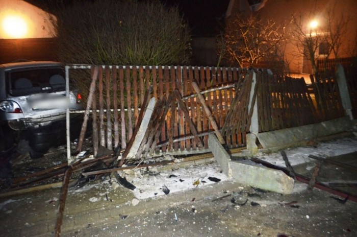 Két kerítést gyalult le egy BMW Debrecenben 7