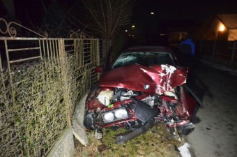 Két kerítést gyalult le egy BMW Debrecenben