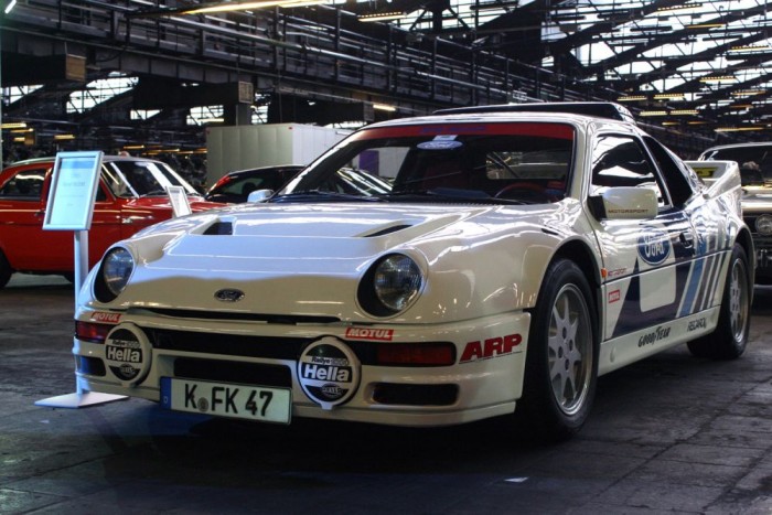 Ez a mindenvivő: a középmotoros, B-csoportos raliszörny homologizációs alapja a 250 lóerős RS200. Guinness rekorder volt 4 mp alatti szára gyorsulásával a szériaautók között