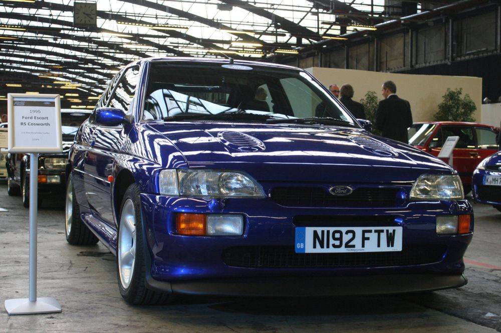 1995-ös az Escort RS Cosworth. 225 lóerős a raliautó alapja, orrtolást leszorítóerő csökkenti
