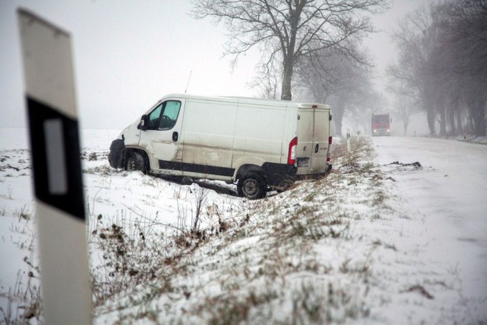 Felborult autók, elakadt kamionok az utakon 9