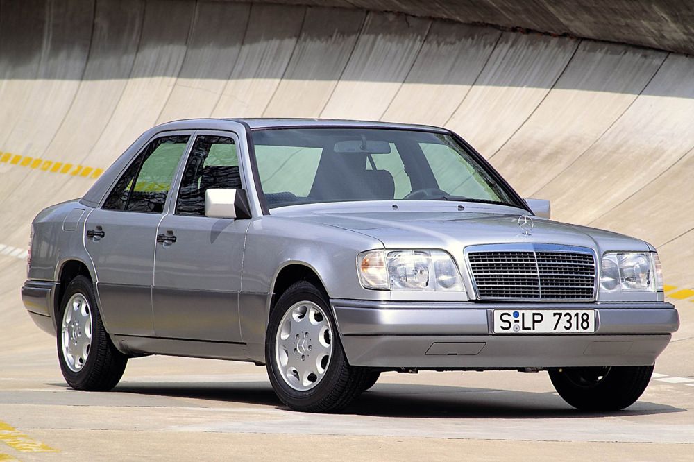Más okból, de a Mercedes-Benz is aszimmetrikus tükröt szerelt z 1984 és 1996 között gyártott 124-es sorozatra