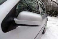 Bornírt spórolás Škodákon és Volkswageneken 14 A vezető oldali visszapillantótóból normálisan látni