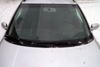 Bornírt spórolás Škodákon és Volkswageneken 16 Tuningolóknak két kicsi, látni kívánóknak két normál méretű tükör a megoldás. Angliai autókról van elég bontottan