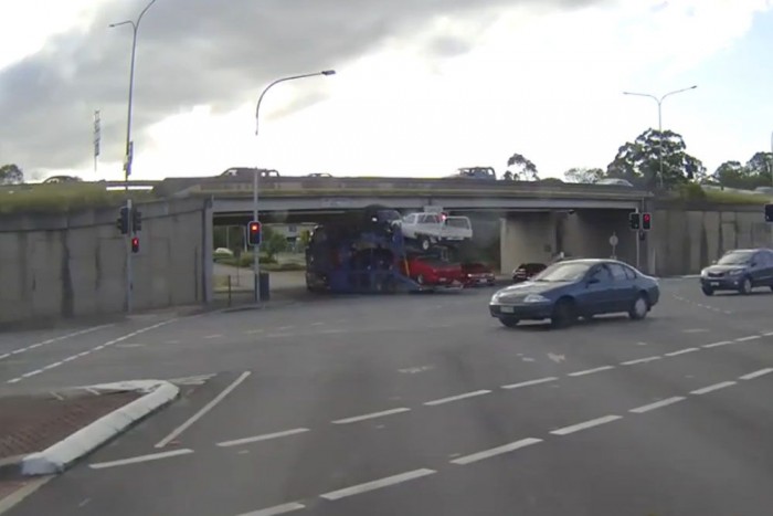 Fáj nézni, ahogy tréleren szállítva törnek az új autók