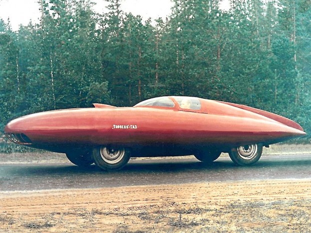 A szovjet autóipar halálra ítélt csodái 8 Az 1100 kilós áramvonalas, szivarszerű gép hossza 6300, szélessége 2070, magassága 1200 mm volt. Ez volt a GAZ Torpedo, vagyis az SG2, radikálisabb, repülőgépekre emlékeztető karosszériával