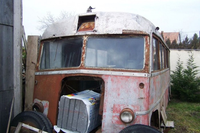 Rába Tr 3,5 a kertben várja, hogy felújítsák 