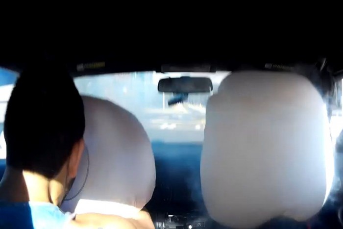 Ilyen, amikor valaki beléd szalad a pirosnál