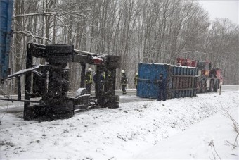 A nap képe: a havazás miatt repült a konténer Zalában