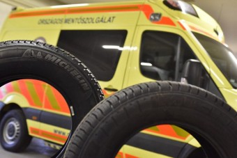 A nap képe - új abroncsokat kaptak a mentők