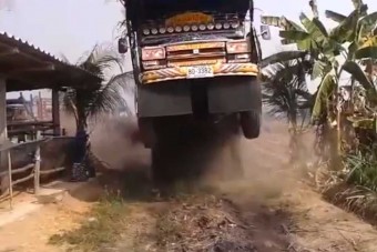 Egy percbe sűrített, drámai teherautó-baleset