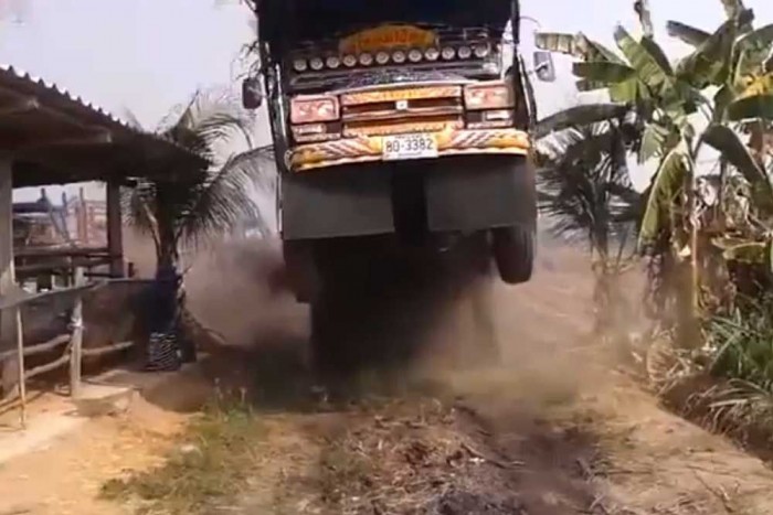 Egy percbe sűrített, drámai teherautó-baleset