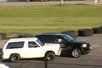 Elsőre nehéz eldönteni, itt ki a nagyobb tahó