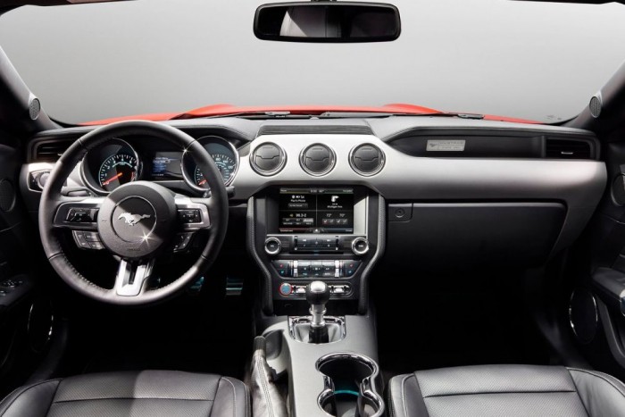 Dacia-áron adják a lóerőket a Ford Mustanghoz 3 650 000 forinttal kevesebbe kerül a kézi váltós az automatikusnál. A gumiégetős Line Lock funkciót aktiválva rá kell lépni a fékre, amivel rögzülnek az első kerekek, aztán a kuplung felengedésekor gázt adva a féknyomás megmarad elöl, a hátsó kerekek szabadon füstölhetnek