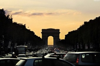 Kitiltják az öreg autókat Párizsból