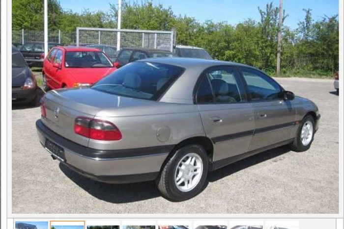 Te megvennéd ezt a BMW-t? 39 Ez az Omega a b-oszloptól jól láthatóan más árnyalatú. Ő biztosan járt már fényező, vagy kasztnis műhelyben. Eleve gyanús, hogy 18 éves létére 92 ezer kilométert ír mellé a gazdája. Kötelező a gyanakvás ilyen esetekben, akkor meg pláne, ha hallgat a hirdetés a futásteljesítményről