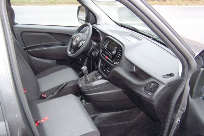 A Cargóban van egy másfeles ülés is, de nem vagyunk arról meggyőződve, hogy elfér elől három ember 