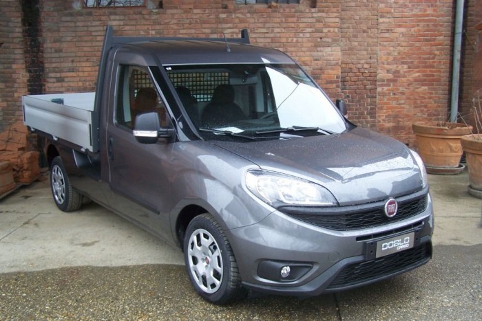 A platós változat hazánkban kifejezetten népszerű lehet főleg a cégek, vállalkozások körében 