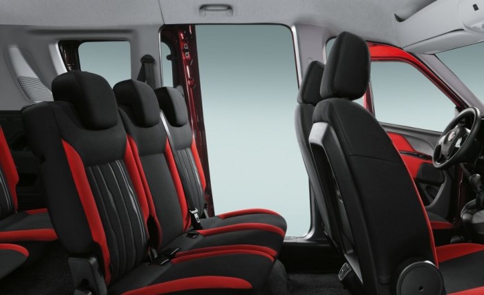 A hétszemélyes változatban is a sofőr ülés kivételével mindegyik lehajtható