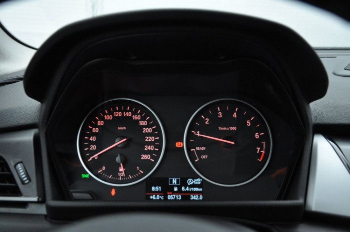 Csak semmi csicsa! Rém egyszerű a BMW műszerfala.