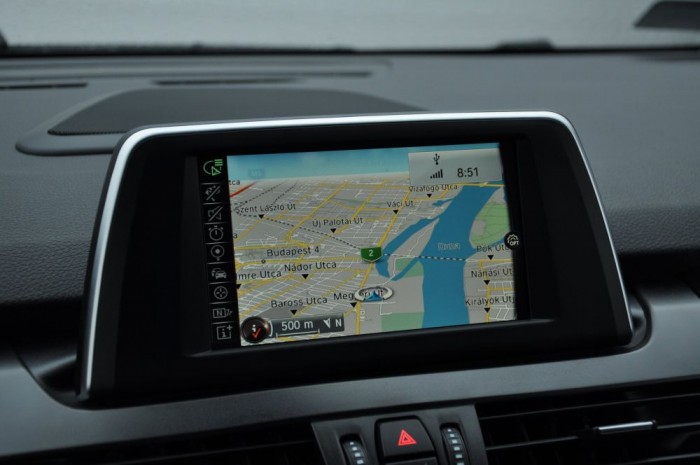 Német párharc a gazdag családokért 10 A nagy navigáció háborúban arcpirító árak repkednek. Ez a kisebb, alacsonyabb felbontású képernyőn futó gyári BMW verzió 200 ezer, a Mercedes gyári rendszere pedig csak a COMAND csomagban elérhető 1,17 millióért