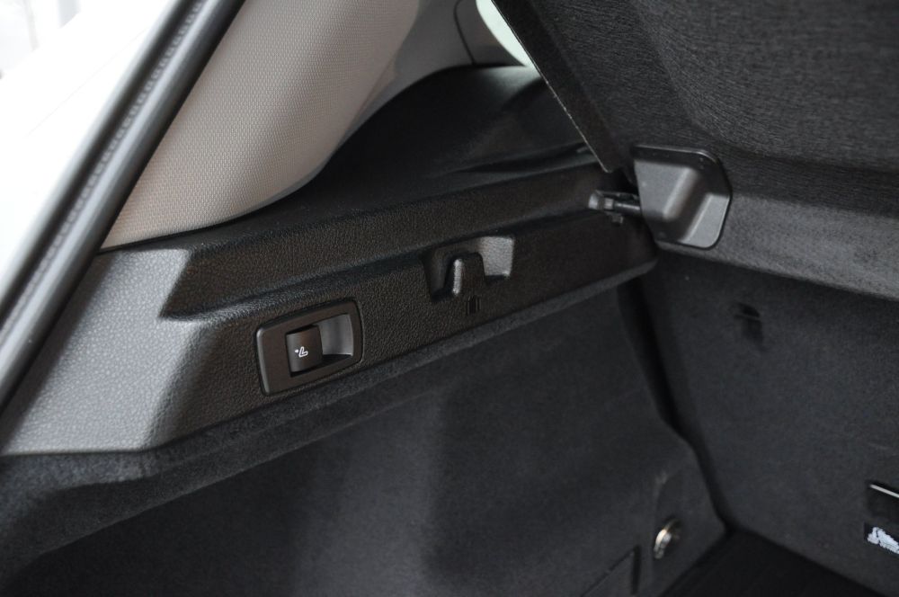 Ez a kis extra előnyt ad a BMW-nek, a Mercedes csomagterében nincs lehetőség elektromosan dönteni a hátsó üléstámlákat.