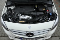 A Mercedes mozgatásáról a végletekig csendes, kiemelkedő járáskultúrájú, izmos 156 lóerős benzinmotor gondoskodik. Szinte észrevehetetlen.