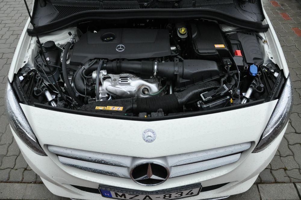A Mercedes mozgatásáról a végletekig csendes, kiemelkedő járáskultúrájú, izmos 156 lóerős benzinmotor gondoskodik. Szinte észrevehetetlen.