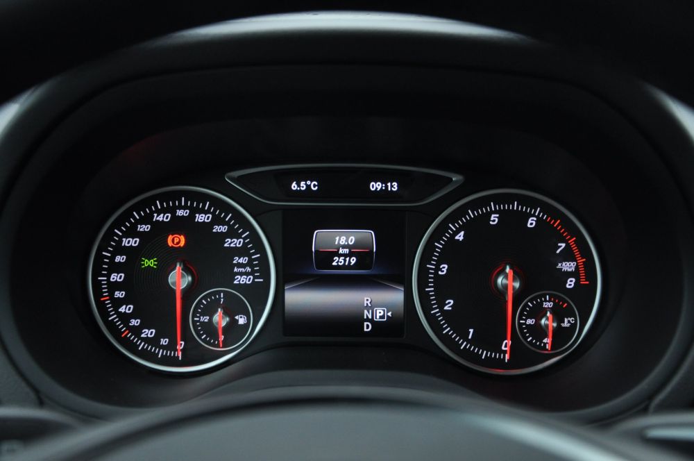 Sokkal több információt kapunk a Mercedes műszerfaláról, a középső LCD kijelző felbontása pompás, és könnyen kezelhető.