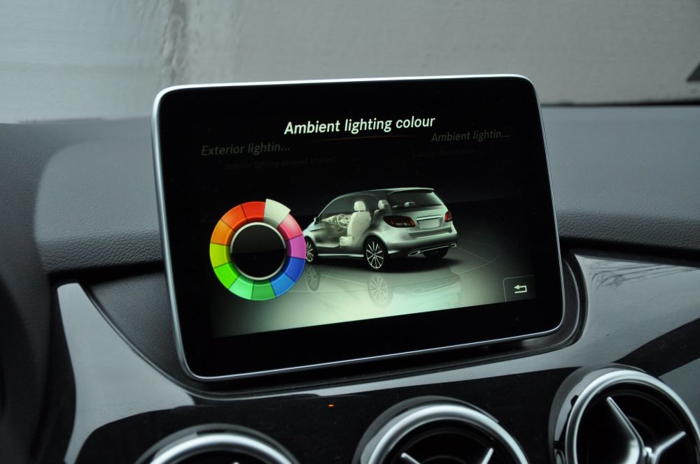 A 12 választható színt felvonultató belső hangulatvilágítás érdekes újítás a Mercedestől.