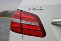 A számozás sem itt, sem a BMW esetén nem lehet következtetési alap, a B 200-ban négyhengeres, 1,6 literes dolgozik, a 218i-ben pedig egy 1,5 literes három hengeres.
