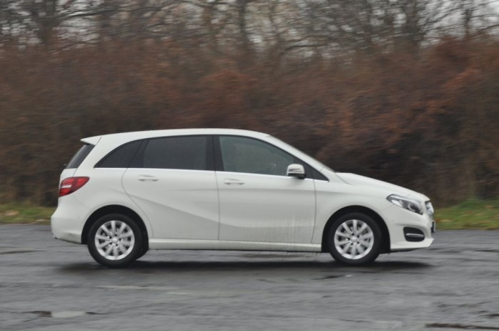 Hosszú, autópályás túrákhoz nincs jobb társ a kényelmesen rugózó Mercedesnél.