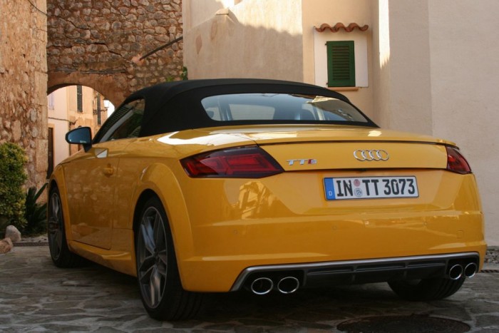 Zárt tetővel autópályás utazásokra is alkalmas, kényelme, a rugózást leszámítva, jó