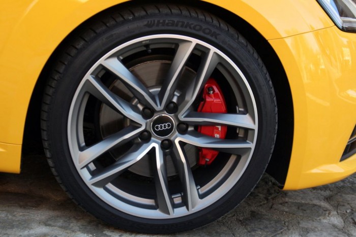 Valódi sportautó Magyarországról 9 Szokatlan: a Hankook Ventus S1 Evo2 a gyári első szerelésű gumiabroncs. Igen jól tapadt és nem kell messzire szállítani Rácalmásról