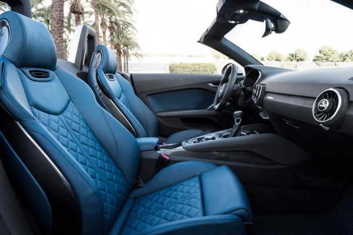 Ki- és beszállni nem könnyű, de nagyot autózni ilyen mély üléshelyzetben jó