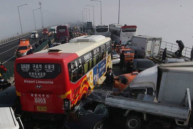 Tömegkarambol száz autóval