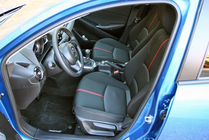 Vékony piros csík dobja fel a fekete üléskárpitot