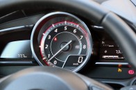Kétféle műszerfallal is érkezhet a Mazda2-es, ez az egyik, nagy fordulatszámmérővel, digitális sebességmérővel a sarokban